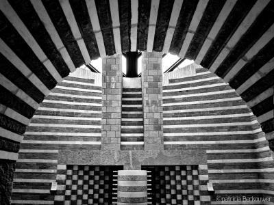 H 2006-05-02 Mogno 10 +dcr730 (klein) La chiesa di San Giovanni Battista da Mario Botta